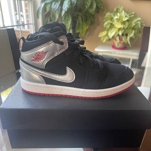 Jordan 1 Mid sneakers size 2Y.